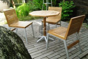 Laris C Dining Set